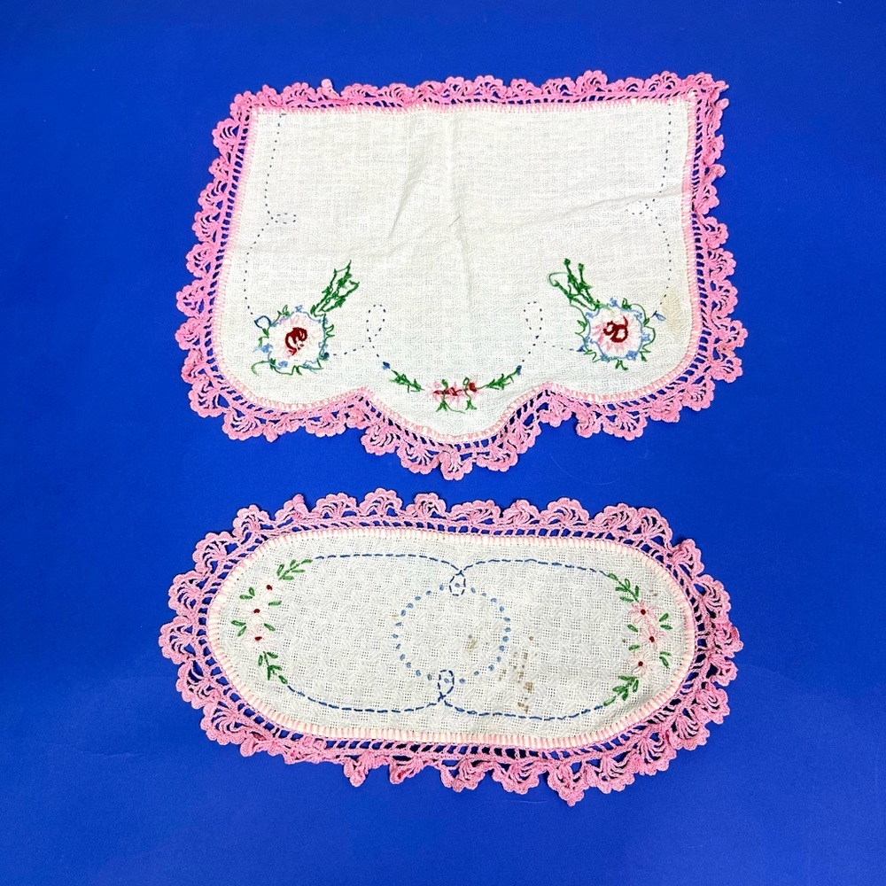 Vintage Lot of Matching Doilies
